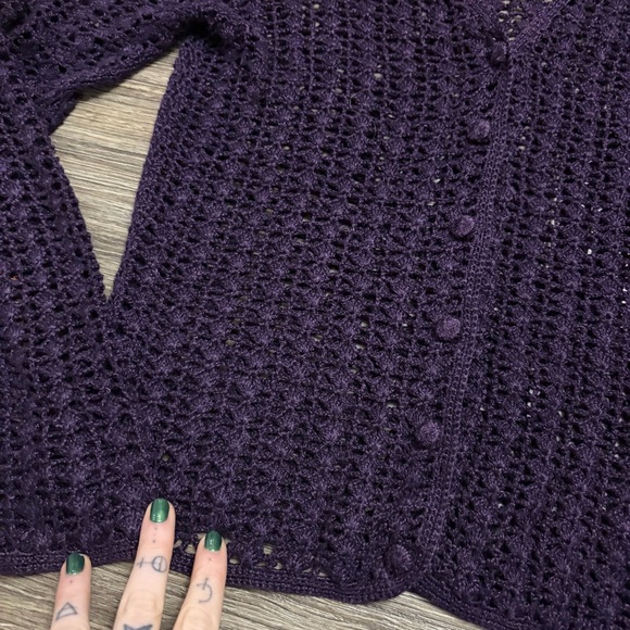 90s does 70s Vintage Open Knit Crochet Button Cardigan (Eggplant Purple) Medium - Picture 4 of 5
